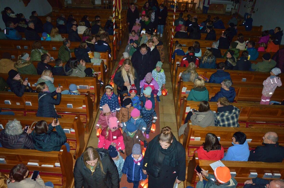 2026-05-12_16-59-15-einzug_kirche