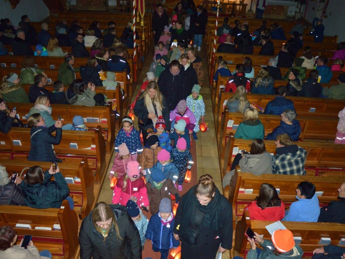 2026-05-12_16-59-15-einzug_kirche